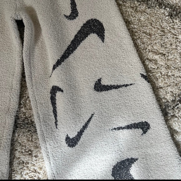 Nike Cream and Black Wide Leg Pants - Picture 3 of 9